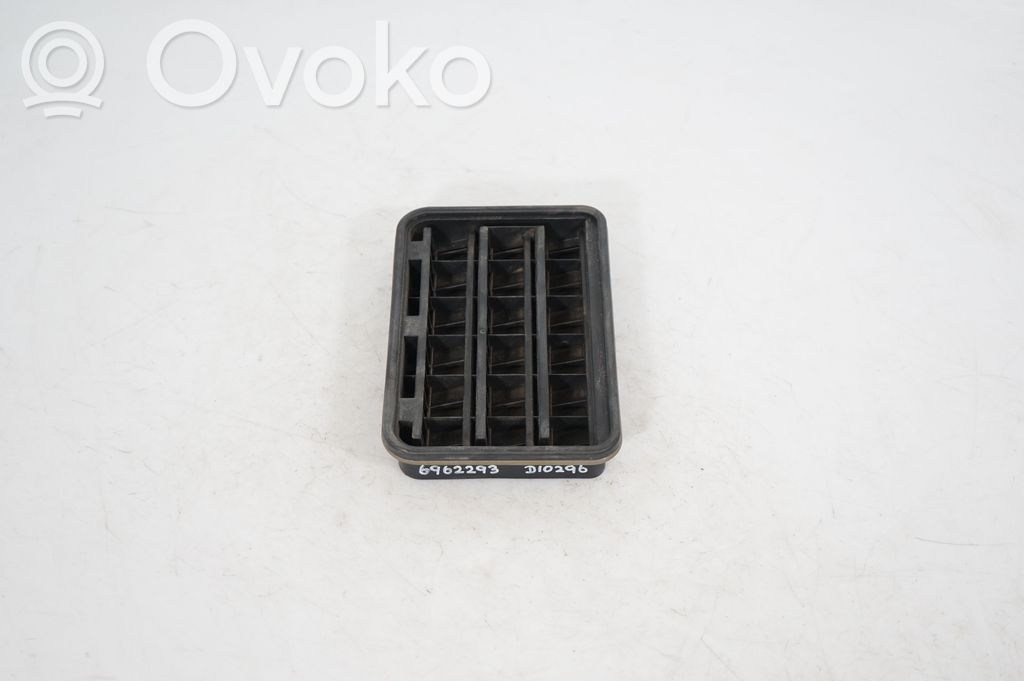 Quarter panel pressure vent (4)