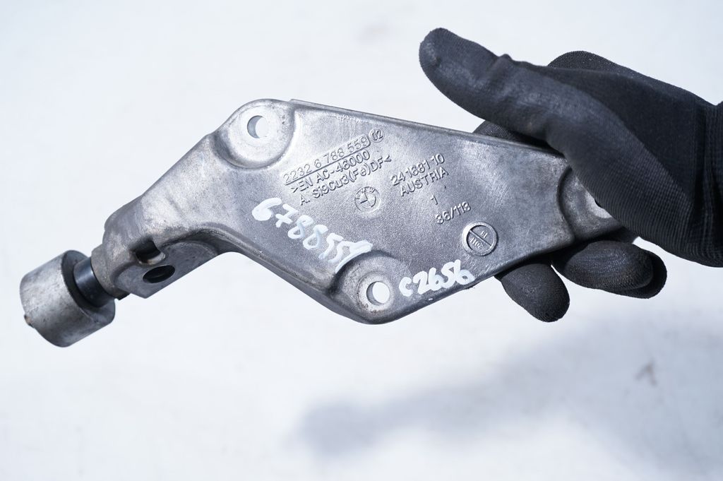 Gearbox mounting bracket (9)