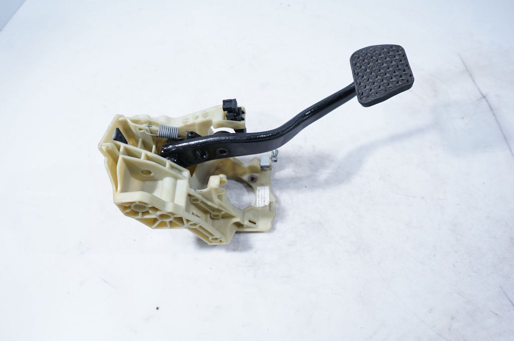 Brake pedal (3)