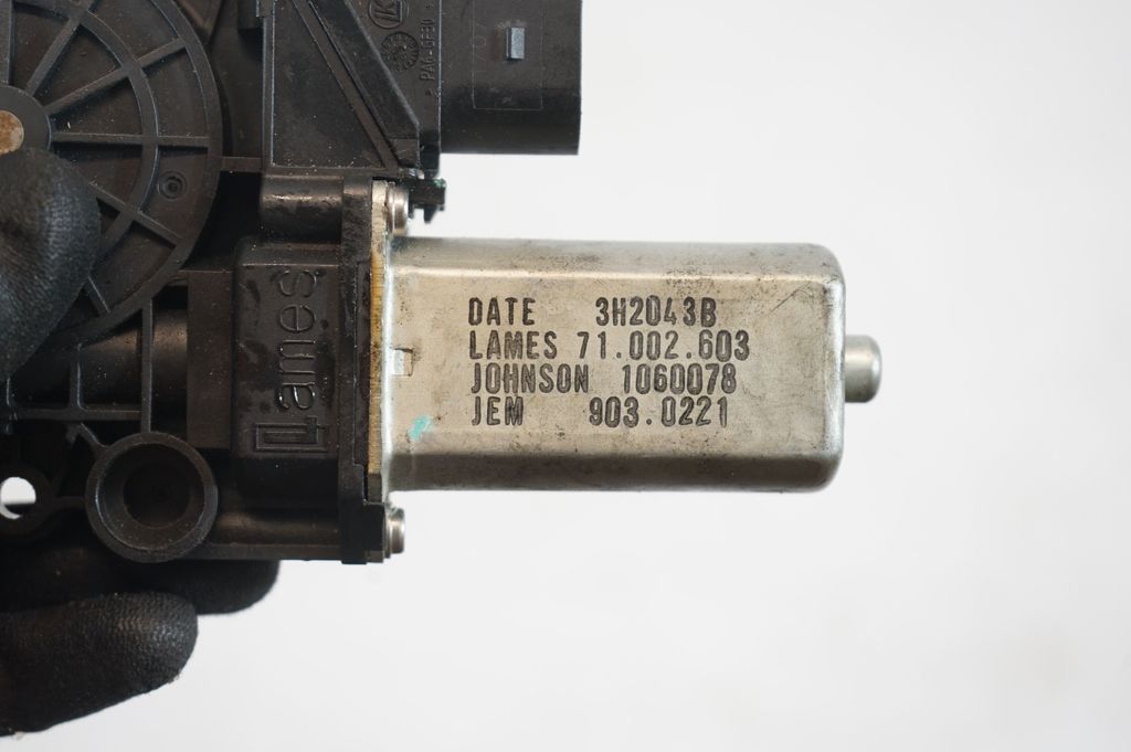 Rear door window regulator with motor (8)