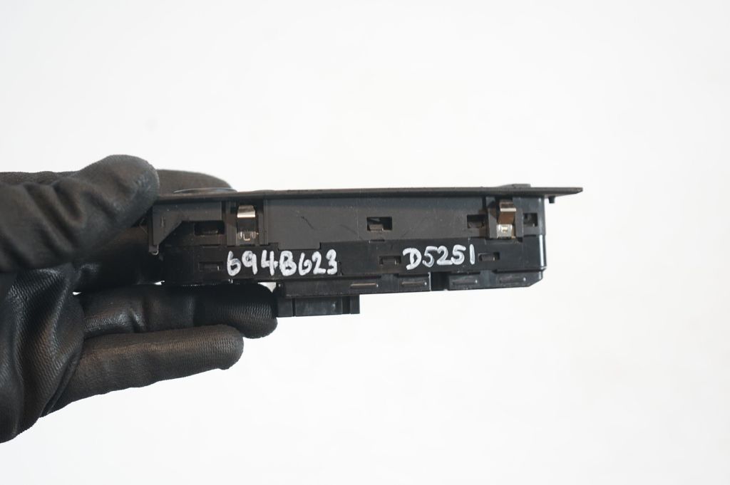 Electric window control switch (8)