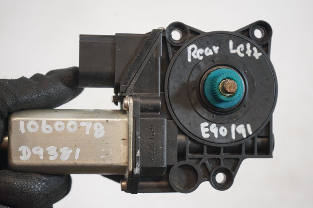 Rear door window regulator with motor (8)