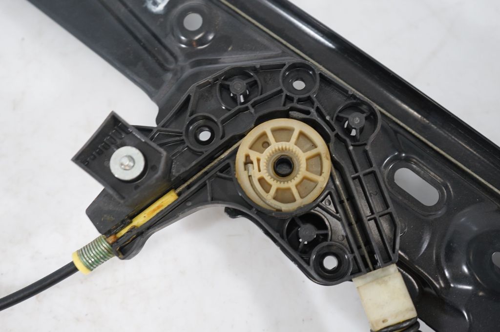 Front door window regulator with motor (8)