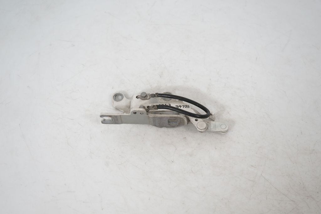 Engine bonnet/hood hinges