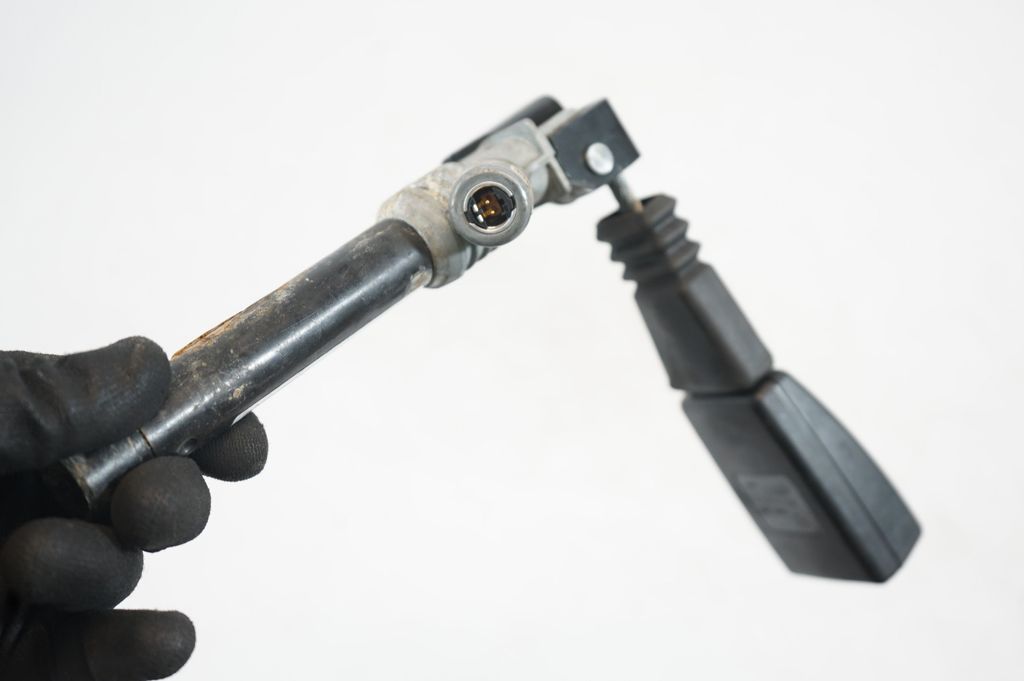 Rear seatbelt buckle (6)