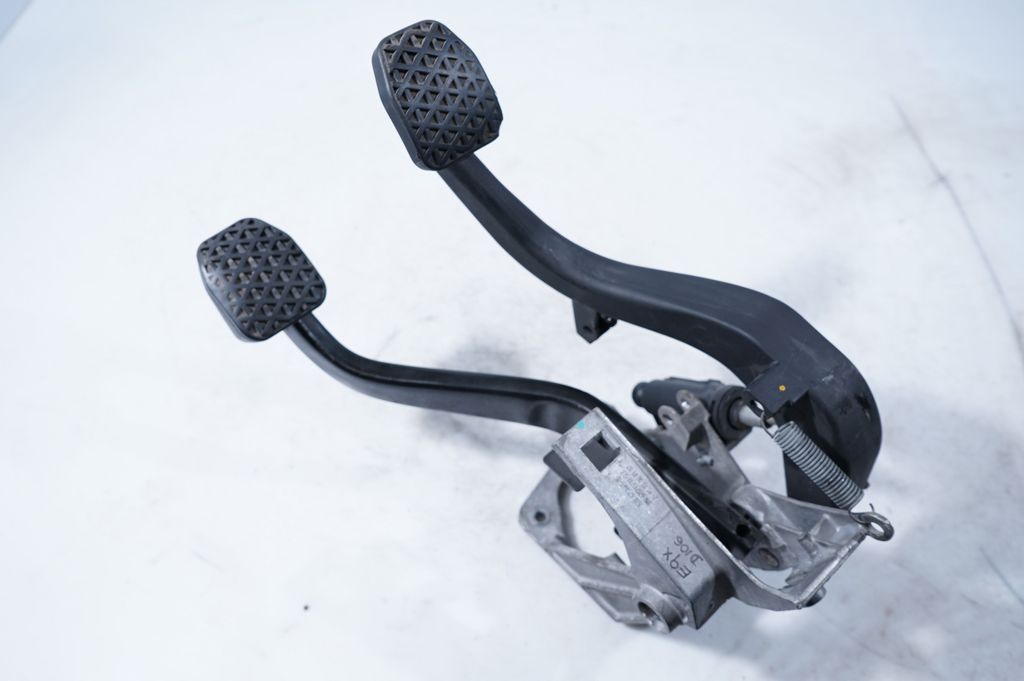 Brake pedal (2)