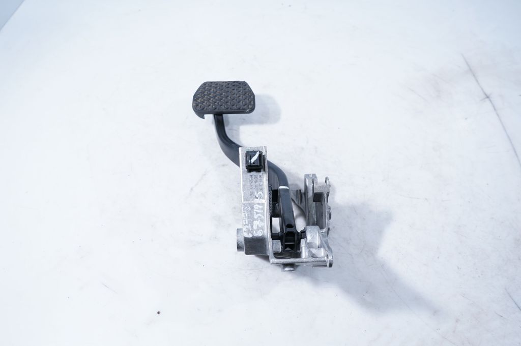 Brake pedal (2)
