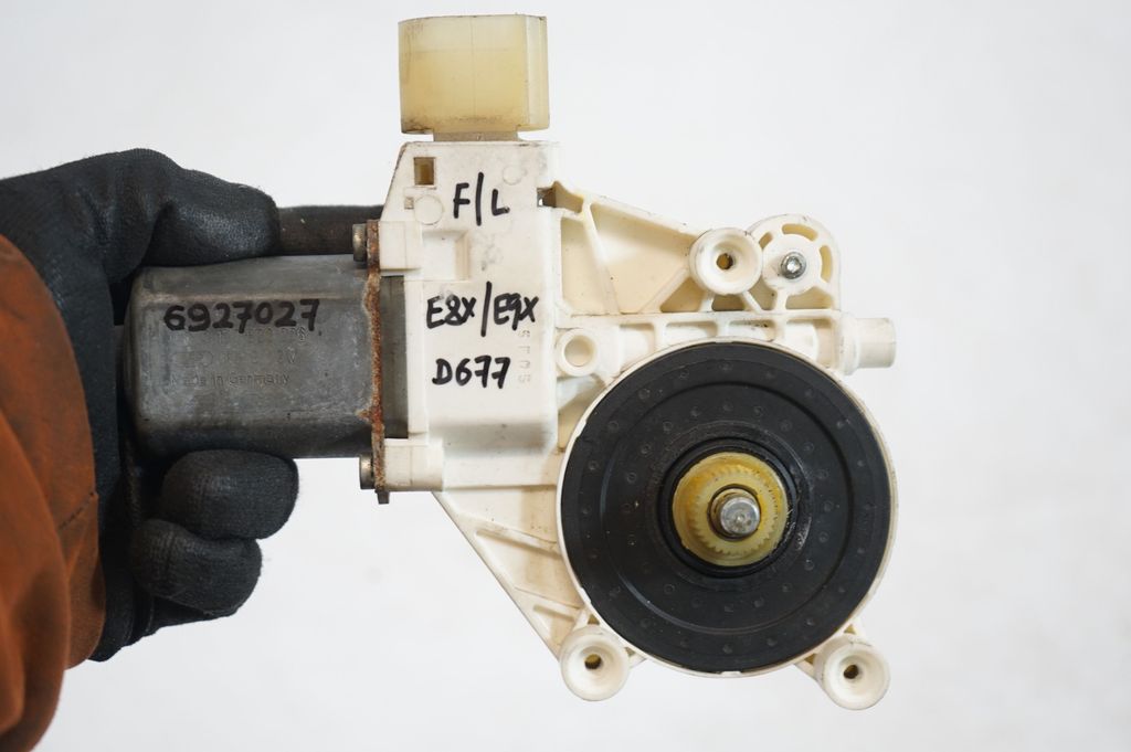 Front door window regulator with motor (7)