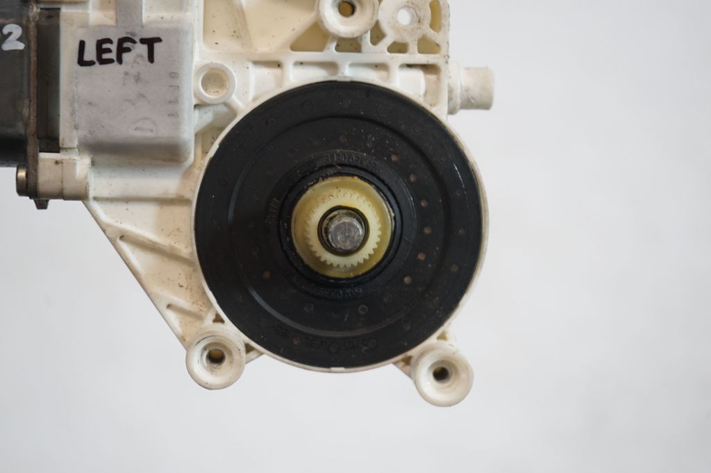 Front door window regulator with motor (7)