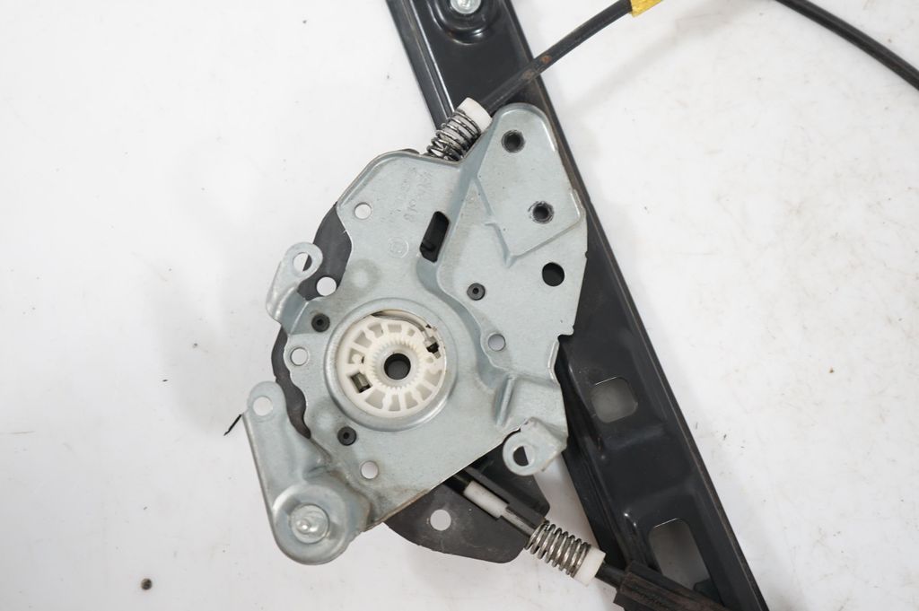 Front door window regulator with motor (7)