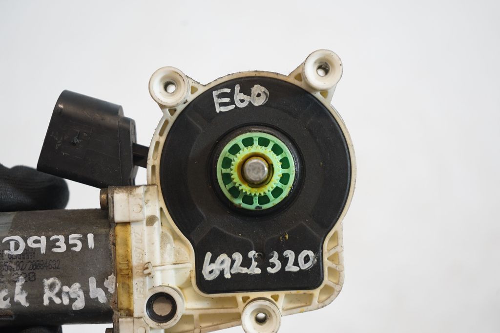 Rear door window regulator with motor (7)