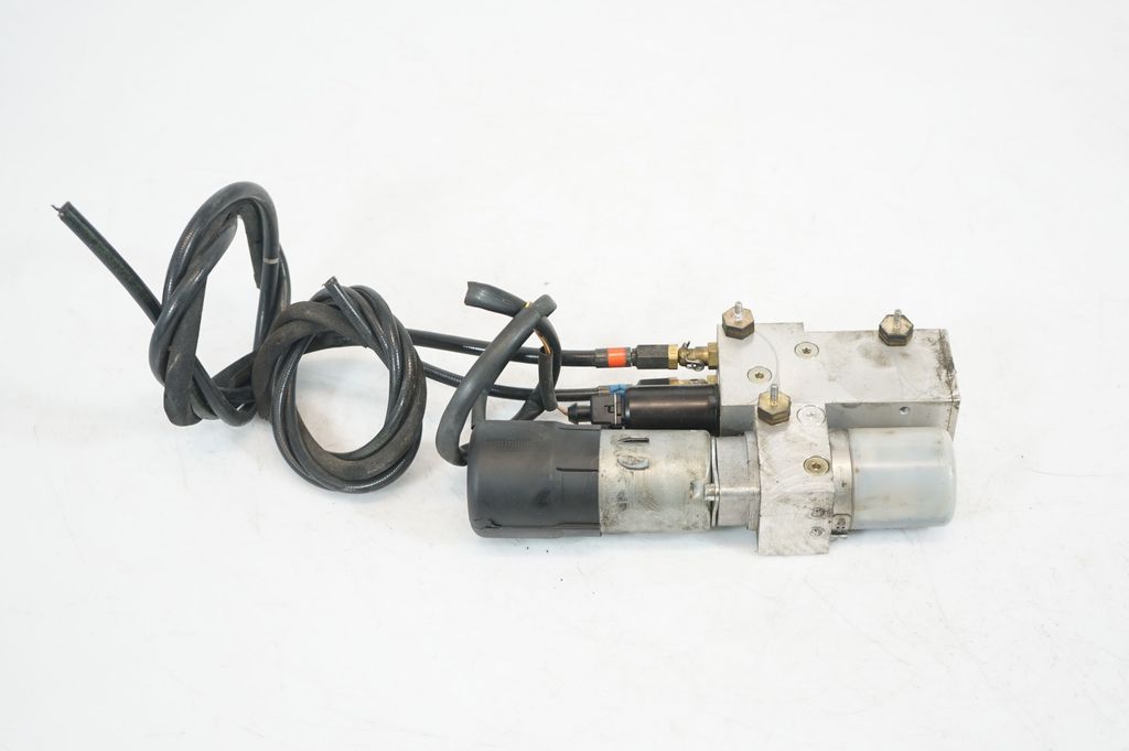 Tailgate hydraulic pump motor (14)
