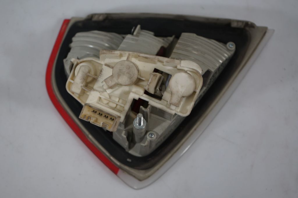 Tailgate rear/tail lights (8)