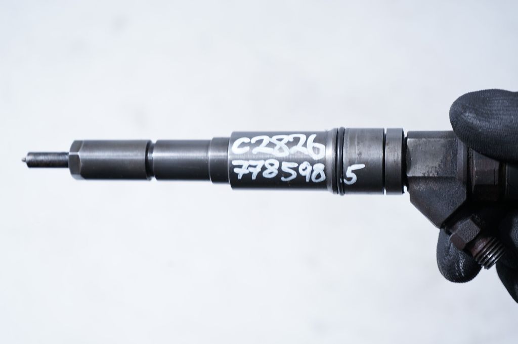 Fuel injector (7)