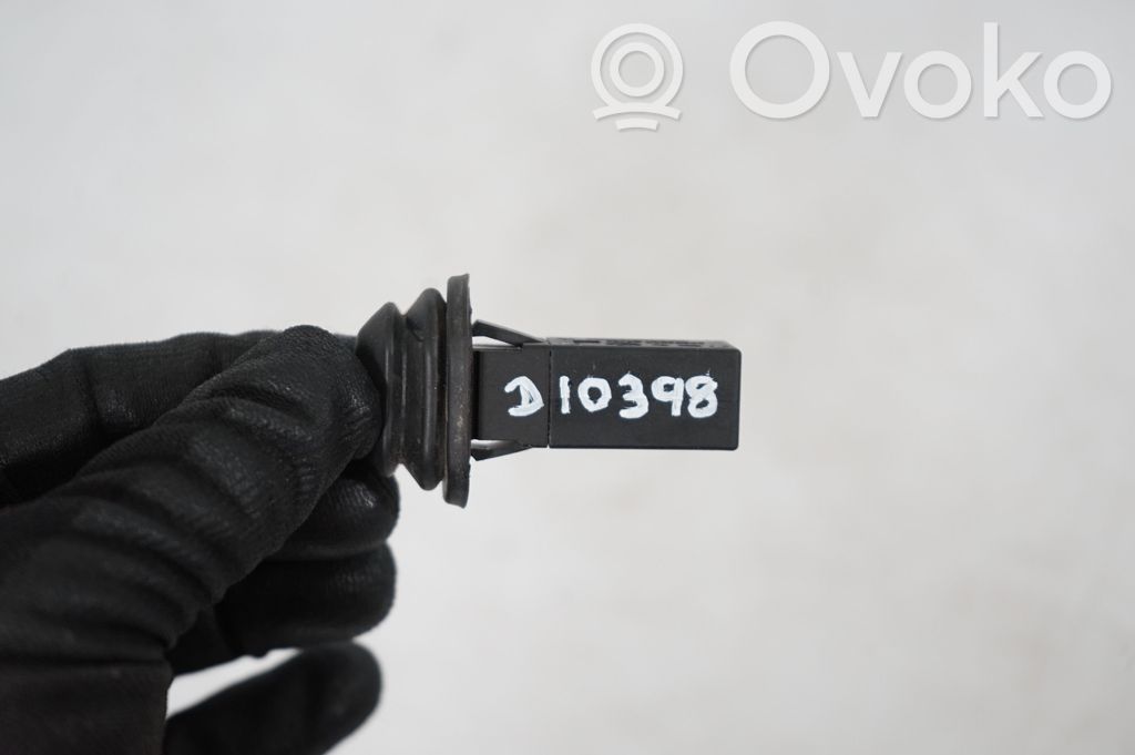 Fuel tank cap lock (8)