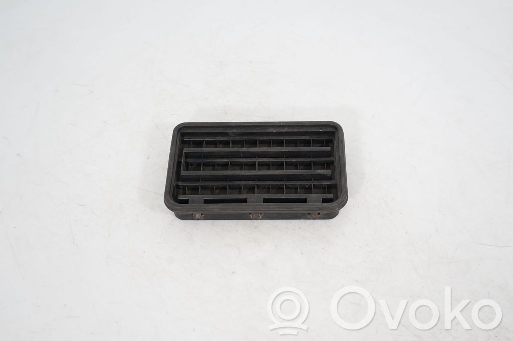 Quarter panel pressure vent