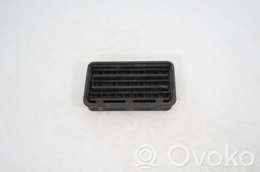 Quarter panel pressure vent