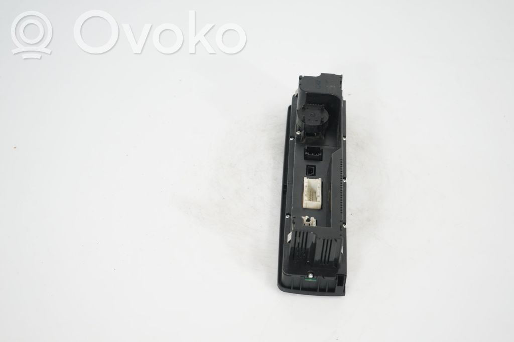 Climate control unit (5)