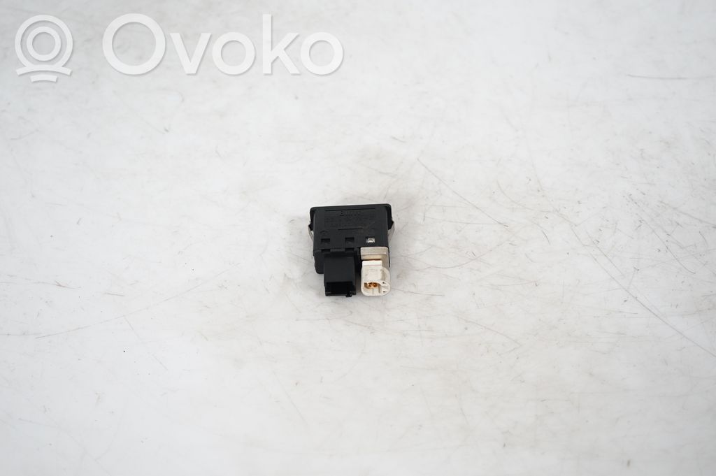 AUX in-socket connector (5)