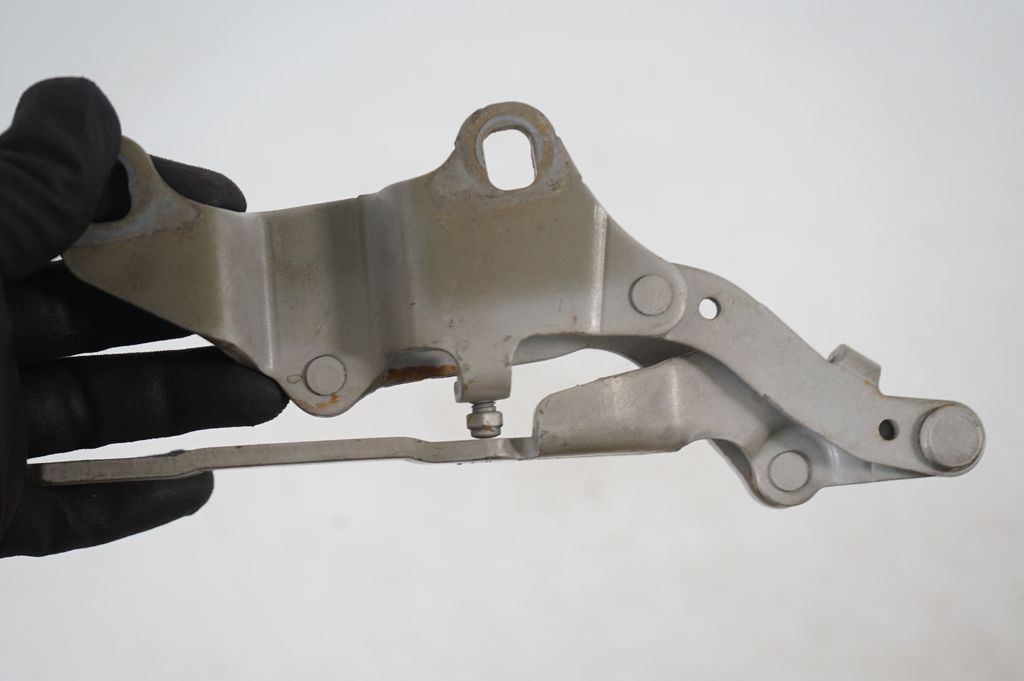 Engine bonnet/hood hinges (6)