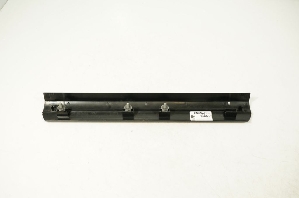 Front sill trim cover (6)