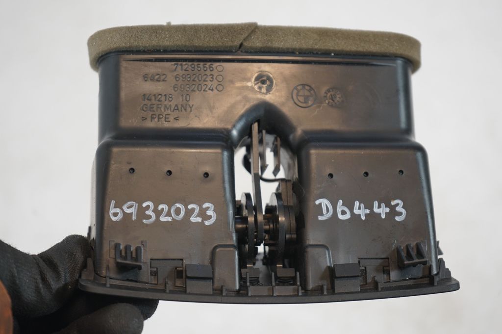 Rear air vent grill (8)