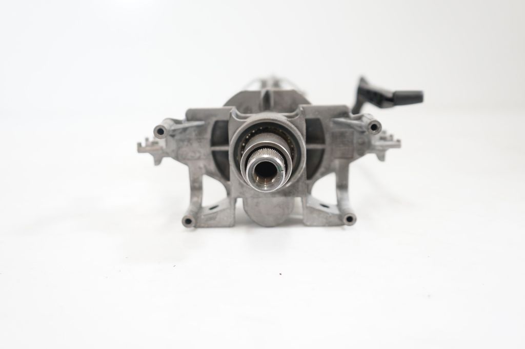 Steering wheel axle (8)