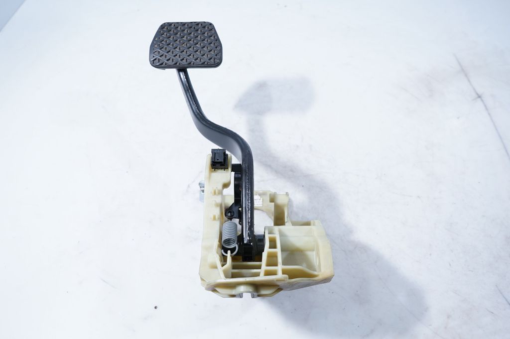 Brake pedal (2)