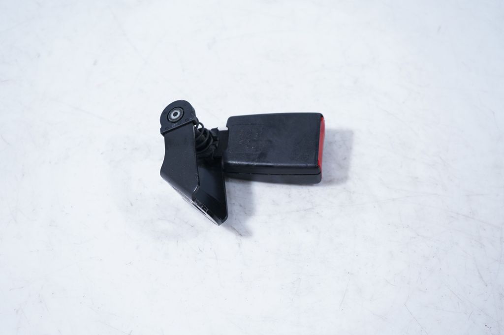 Rear seatbelt buckle (6)