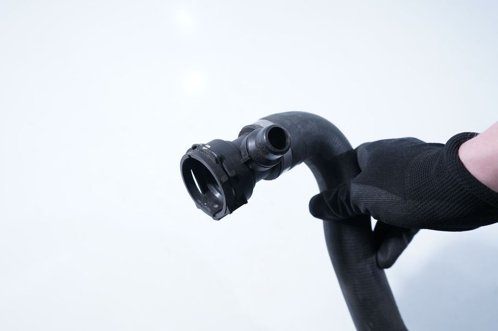 Engine coolant pipe/hose (8)