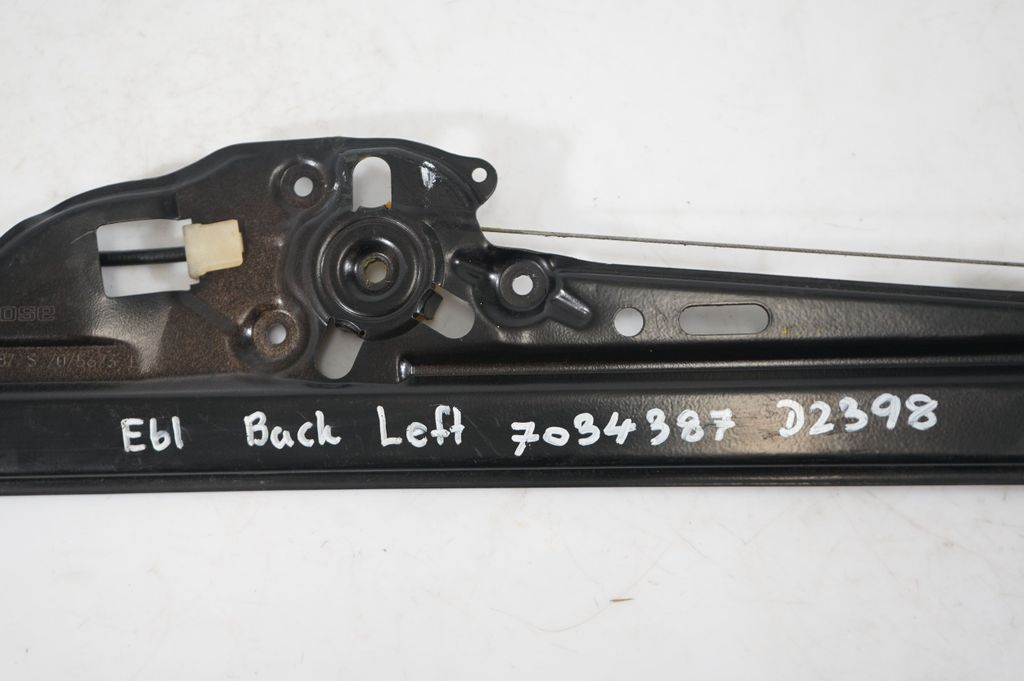 Rear door window regulator with motor (8)