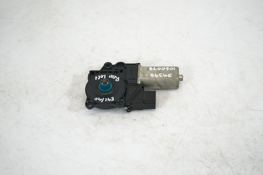 Rear door window regulator with motor (3)