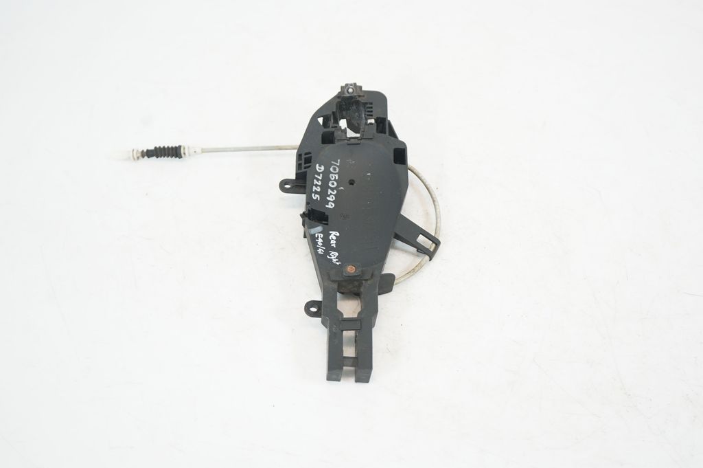 Rear door exterior handle/bracket (2)