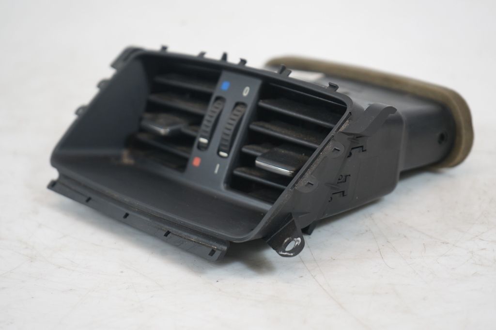 Rear air vent grill (6)