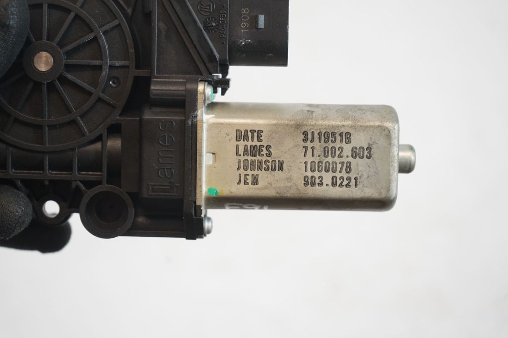 Rear door window regulator with motor (6)