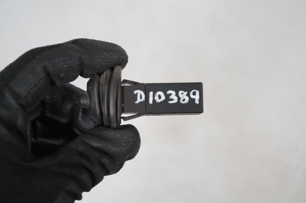 Fuel tank cap lock (7)