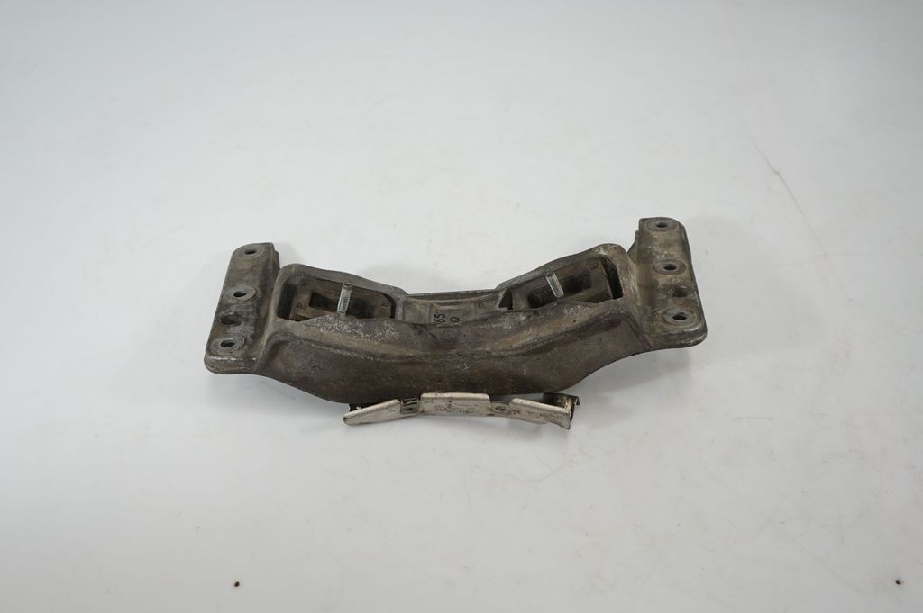 Gearbox mounting bracket