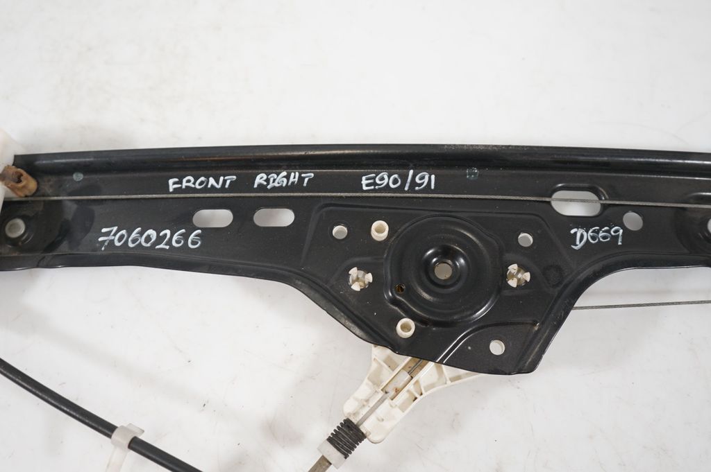 Front door window regulator with motor (9)