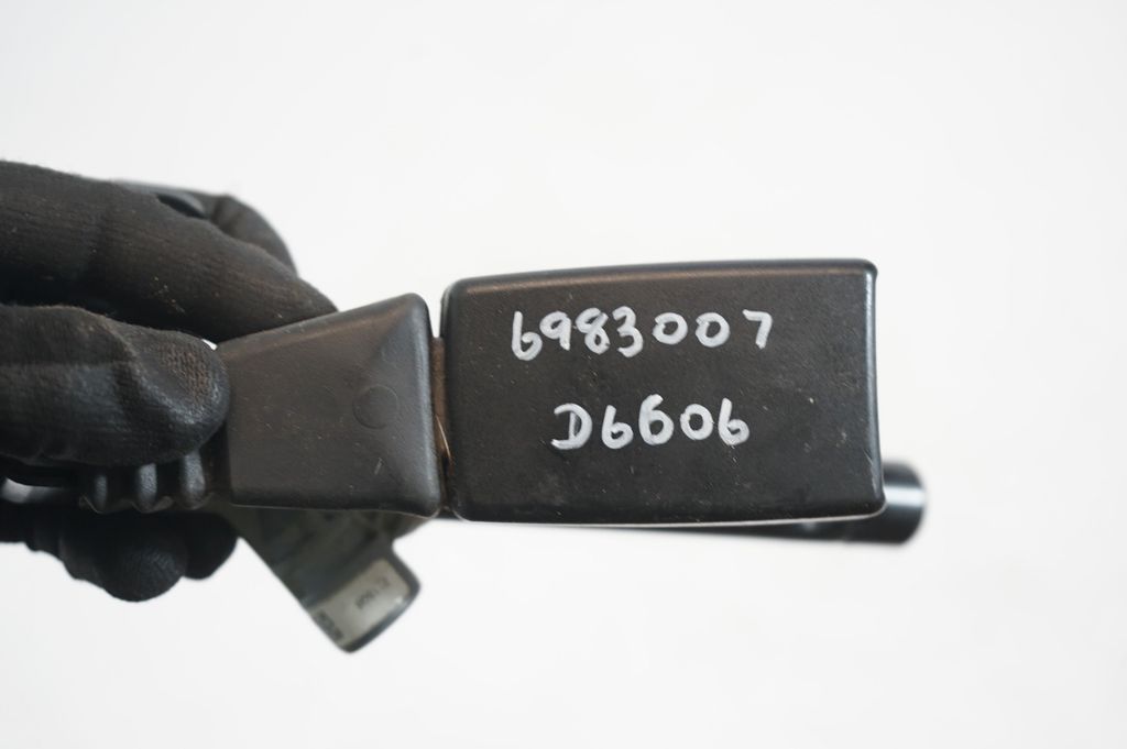 Rear seatbelt buckle (7)