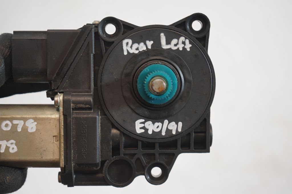 Rear door window regulator with motor (8)