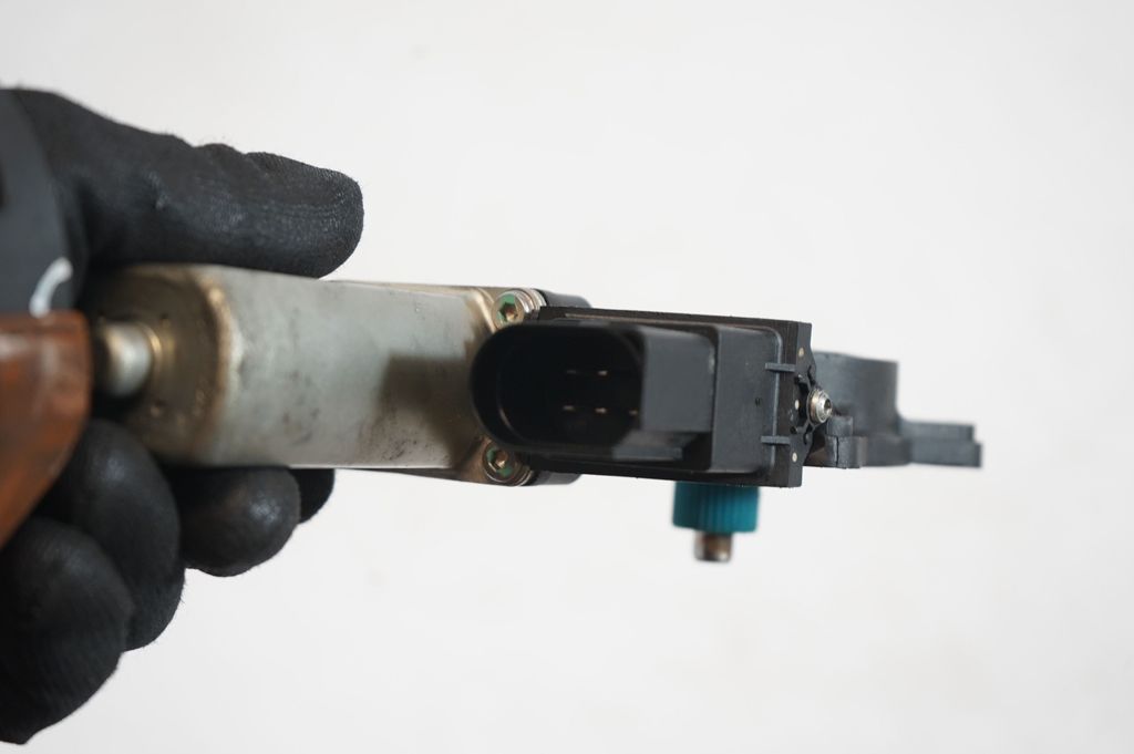 Rear door window regulator with motor (7)