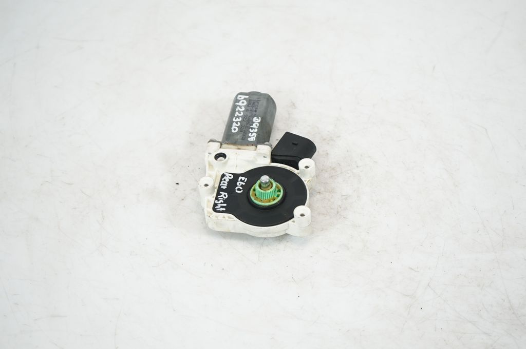 Rear door window regulator with motor (2)