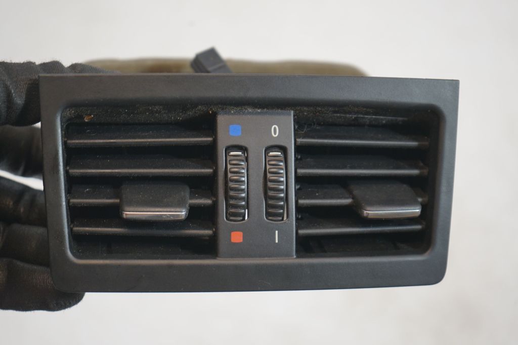 Rear air vent grill (7)