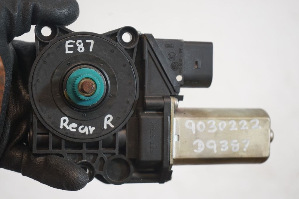 Rear door window regulator with motor (8)