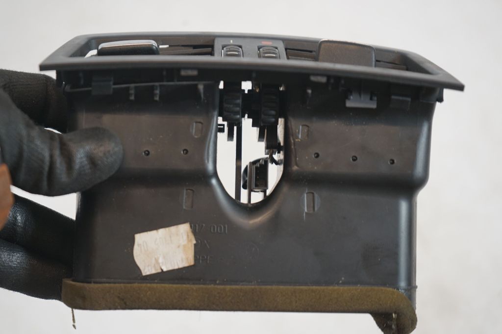 Rear air vent grill (6)