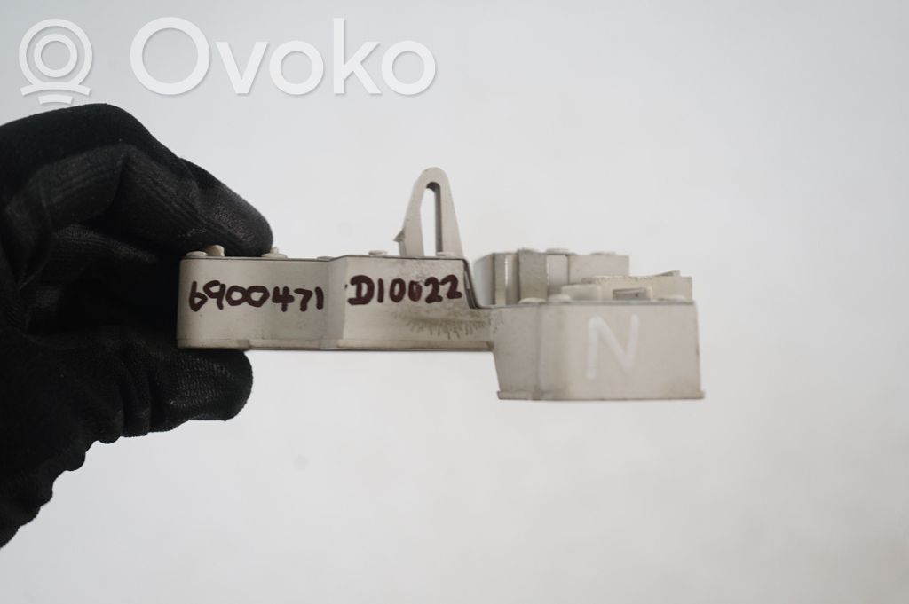 Tail light bulb cover holder (8)