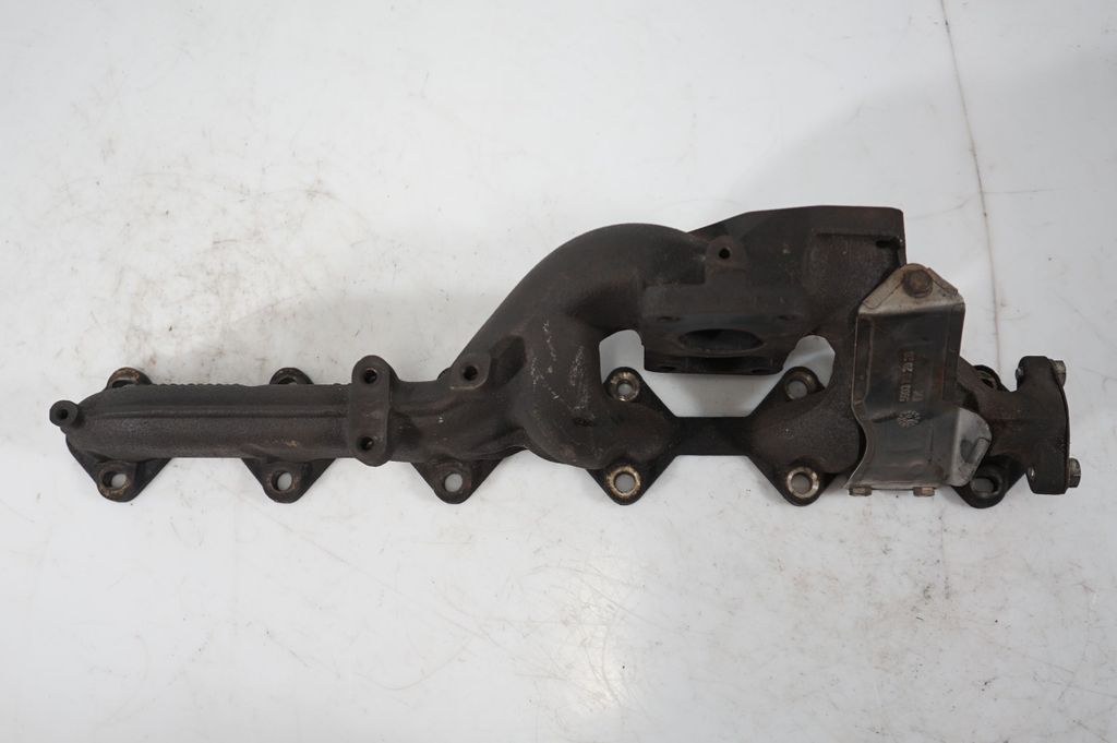 Exhaust manifold (8)