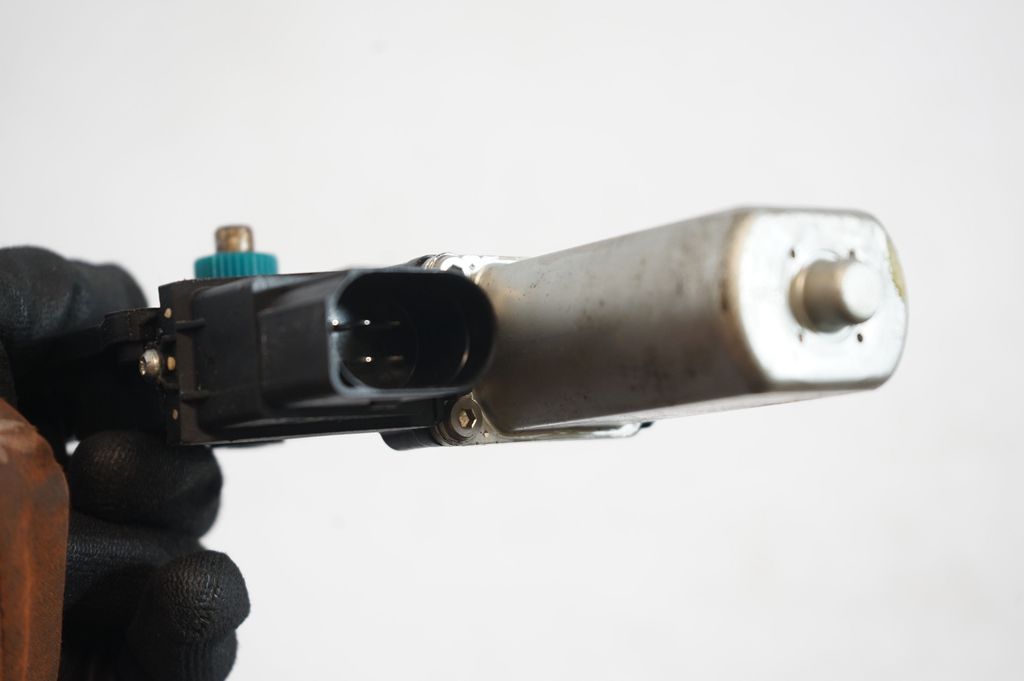 Rear door window regulator with motor (6)