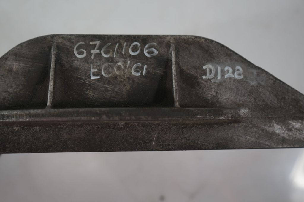 Gearbox mounting bracket (7)