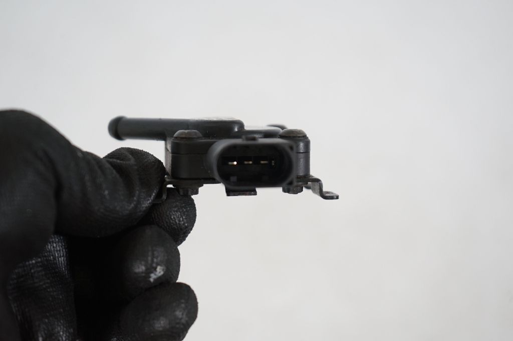 Exhaust gas pressure sensor (7)